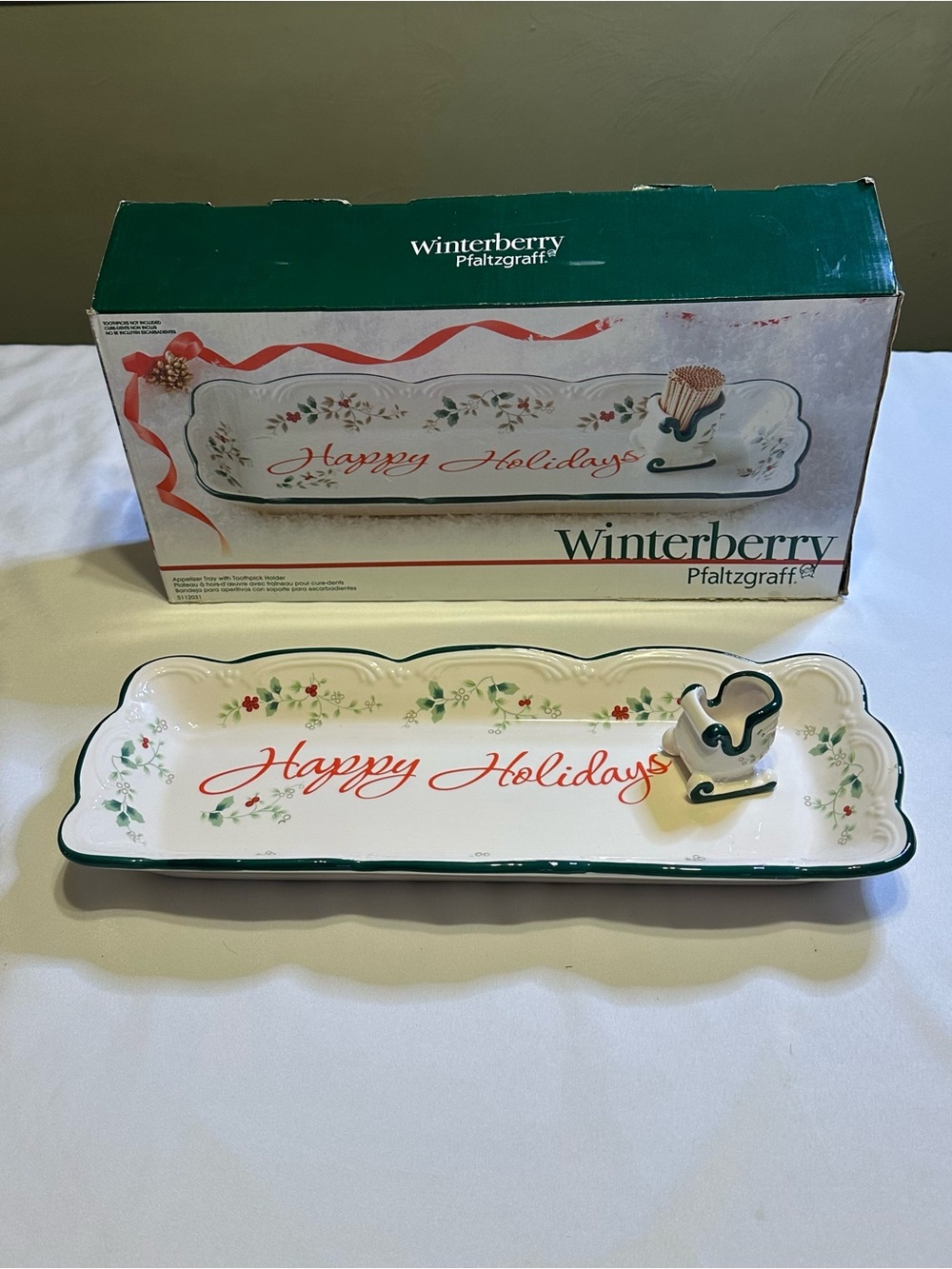 Pfaltzgraff Winterberry Holiday Serving Tray in Green & Red